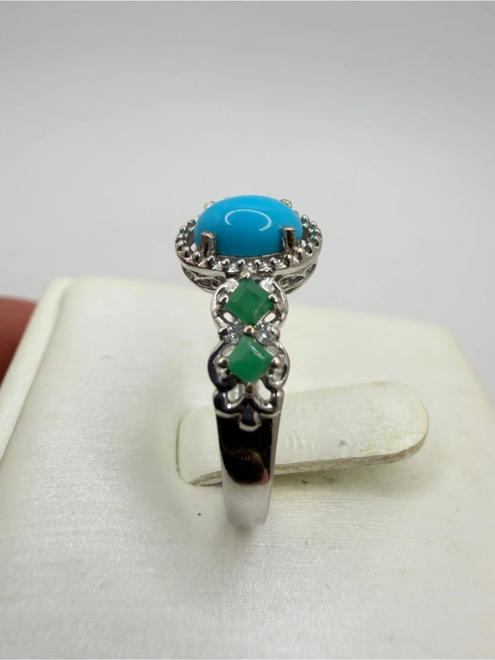 NWOT 5x7mm Sleeping Beauty Turquoise Cabochon w/ emerald accent‎ ring in 925!